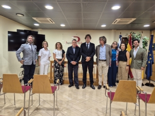 El presidente del TSJC, Juan Avello Formoso (quinto por la izquierda), fue recibido por el decano de los Registradores de la Propiedad de Santa Cruz de Tenerife, Carlos Celestino Lalanda (cuarto por la izquierda)
